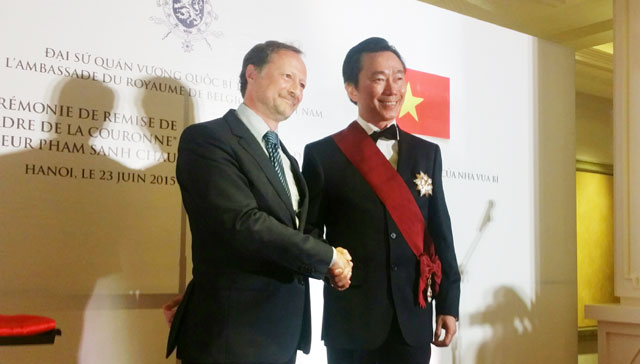 ប៊ែលហ្សិកប្រគល់គ្រឿងឥស្សរិយយសកិត្តិយស មហារាជវង្សថ្នាក់ទី១ជូនលោក Pham Sanh Chau